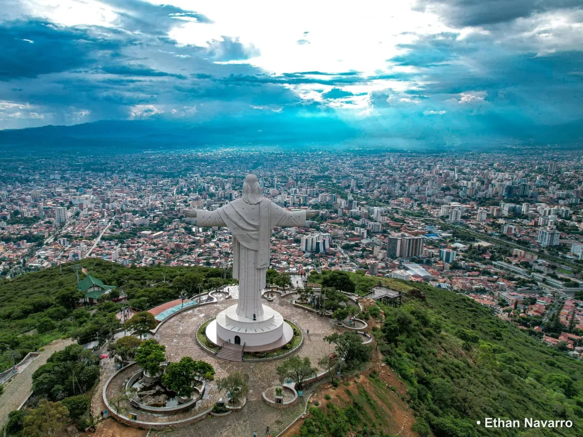 Cristo de la Concordia en Cochabamba con la cordillera del Tunari nevada al fondo